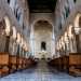 Varcando il portale del tempio ci ritroviamo avvolti dallincenso...